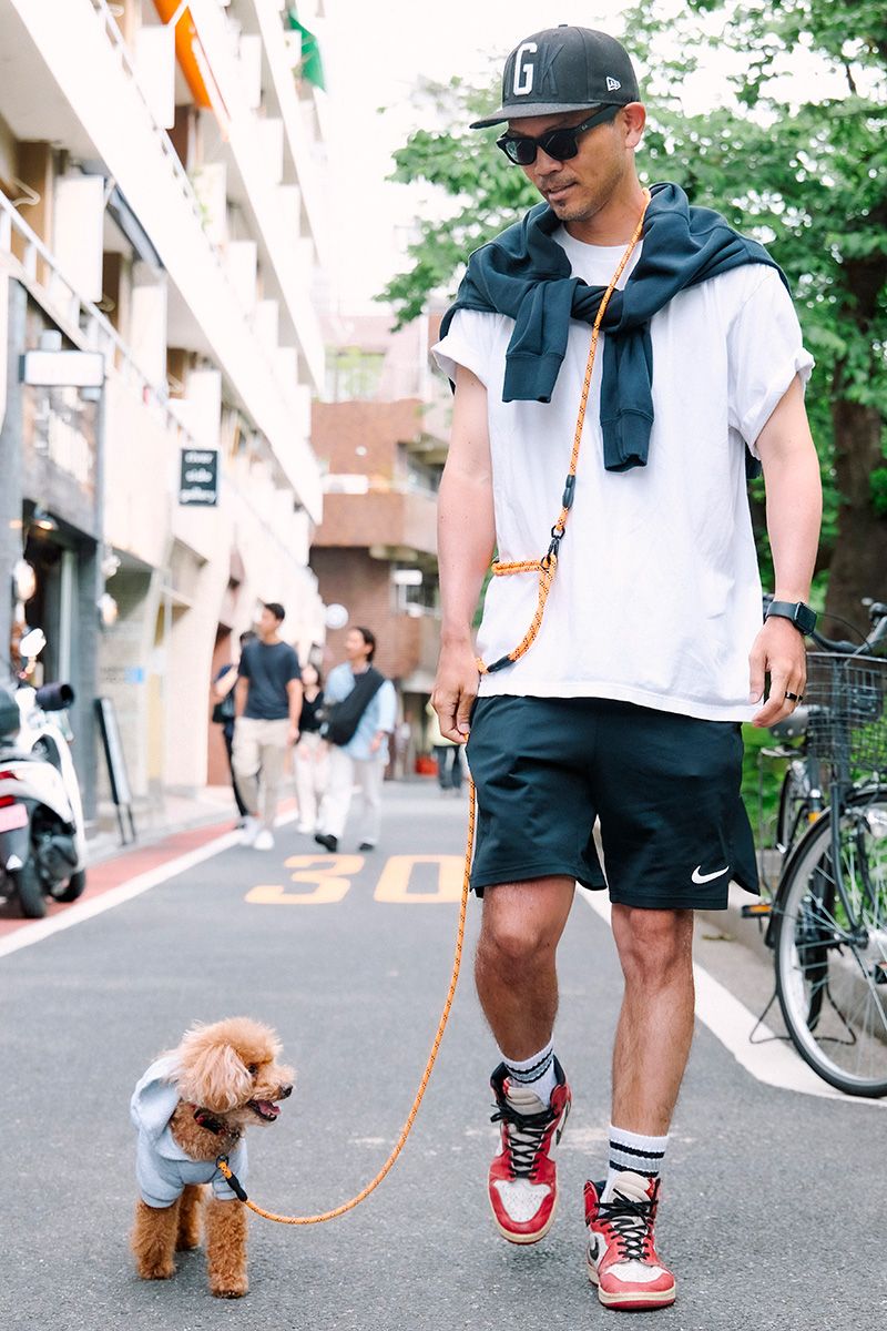 スウェット、ショーツ、スニーカー=すべてナイキ Tシャツ=チャンピオン 帽子=ニューエラ サングラス=レイバン 腕時計=アップル