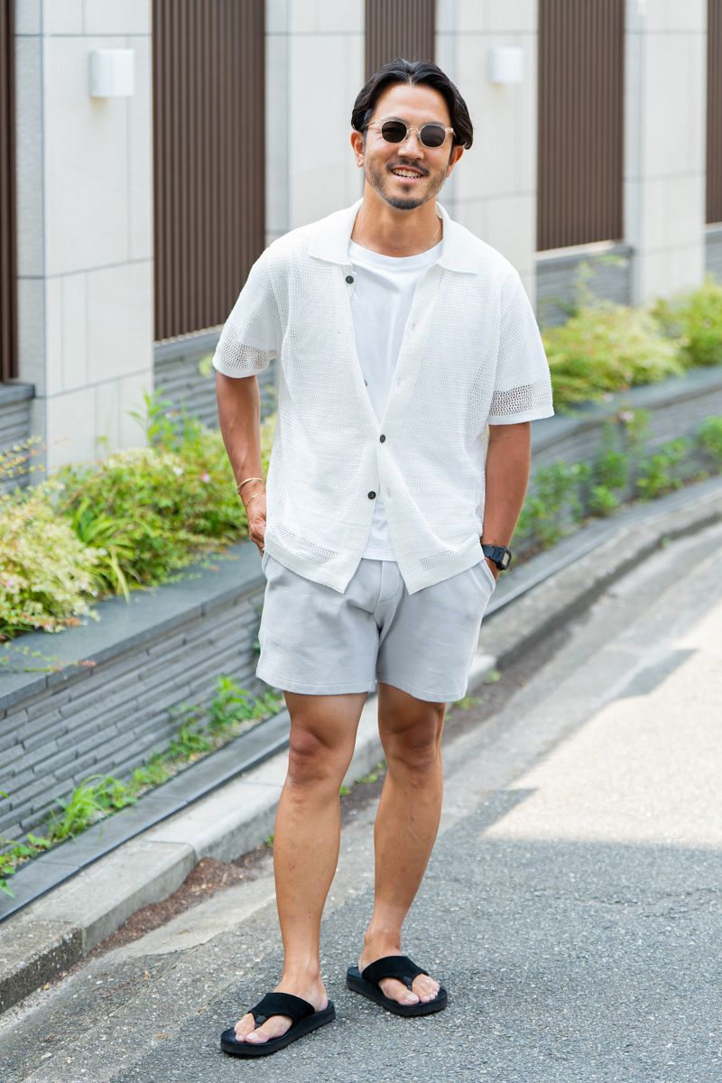 シャツ、パンツ=ともにヴァンドリ Tシャツ=ノミアモ シューズ=サンダルマンフォーエスピーシー 眼鏡=アイヴァン 腕時計=カシオ ブレスレット=ノーブランド