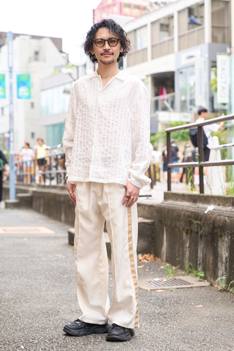 シャツ＝ザラ　パンツ＝古着　シューズ、ネックレス、リング2＝すべてノーブランド　眼鏡＝ゾフ　リング＝ハフ  