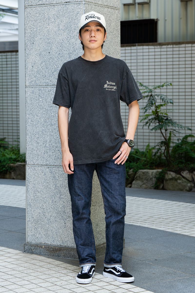 Tシャツ=インディアンモーターサイクル デニム=リゾルト シューズ=ヴァンズ 帽子=ニューエラ 腕時計=カシオ リング=ヴィヴィアンウエストウッド