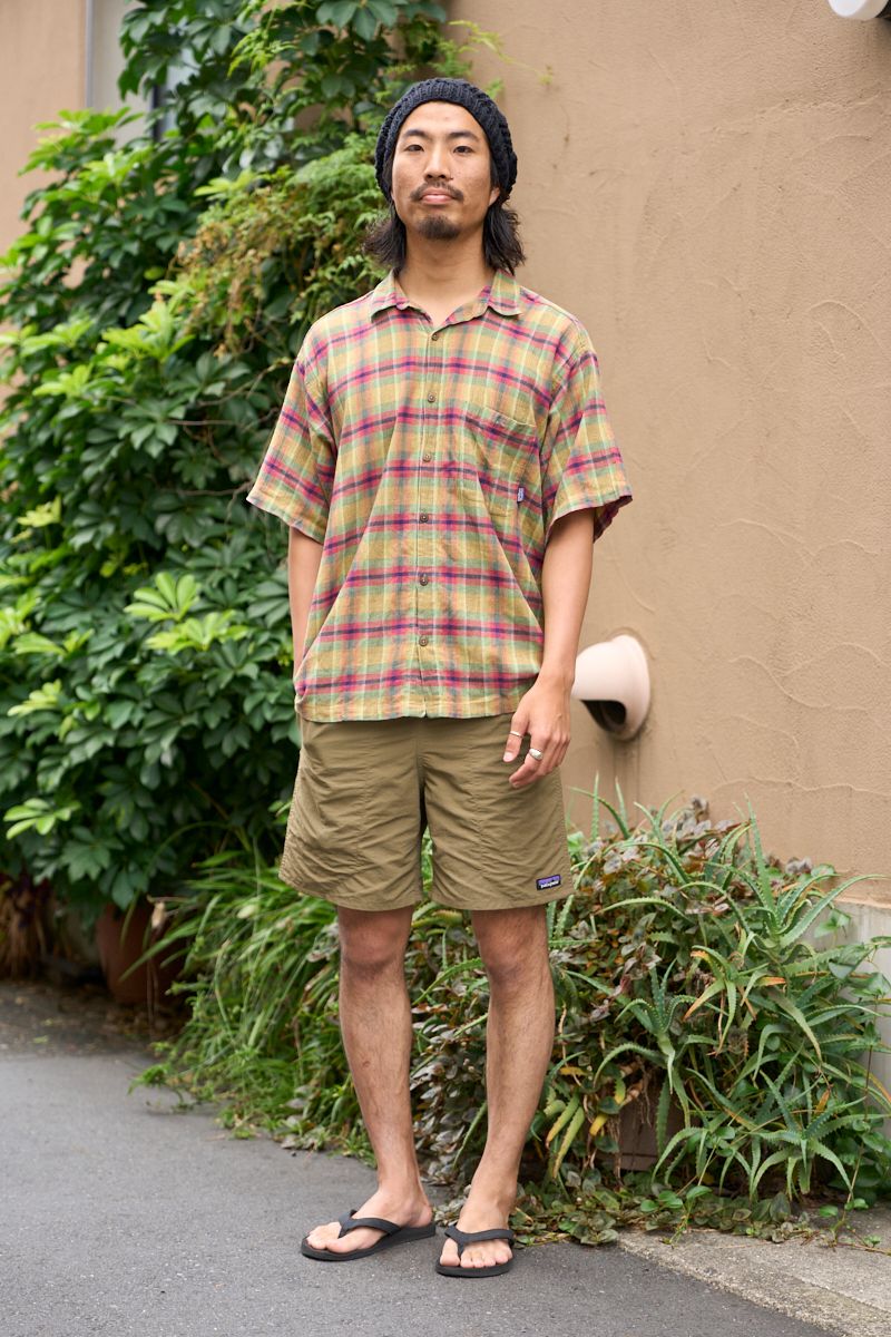 シャツ、パンツ=ともにパタゴニア シューズ=インドソール 帽子=古着 リング=ノーブランド