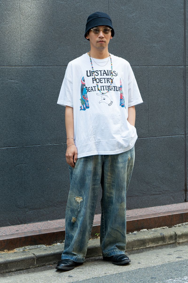 Tシャツ=シティライツブックストア デニム、帽子=ともにポータークラシック シューズ=ウエスコ 眼鏡=キャスアイウェア ネックレス=古着 ブレスレット=フランクアンドイージー