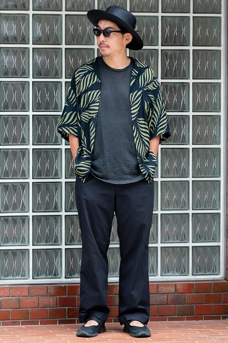 シャツ＝ワコマリア　Tシャツ＝キャプテンサンシャイン　パンツ＝エルエルビーン　サンダル＝サロモン　帽子＝オールズ　サングラス＝ジュガードフォーティーン