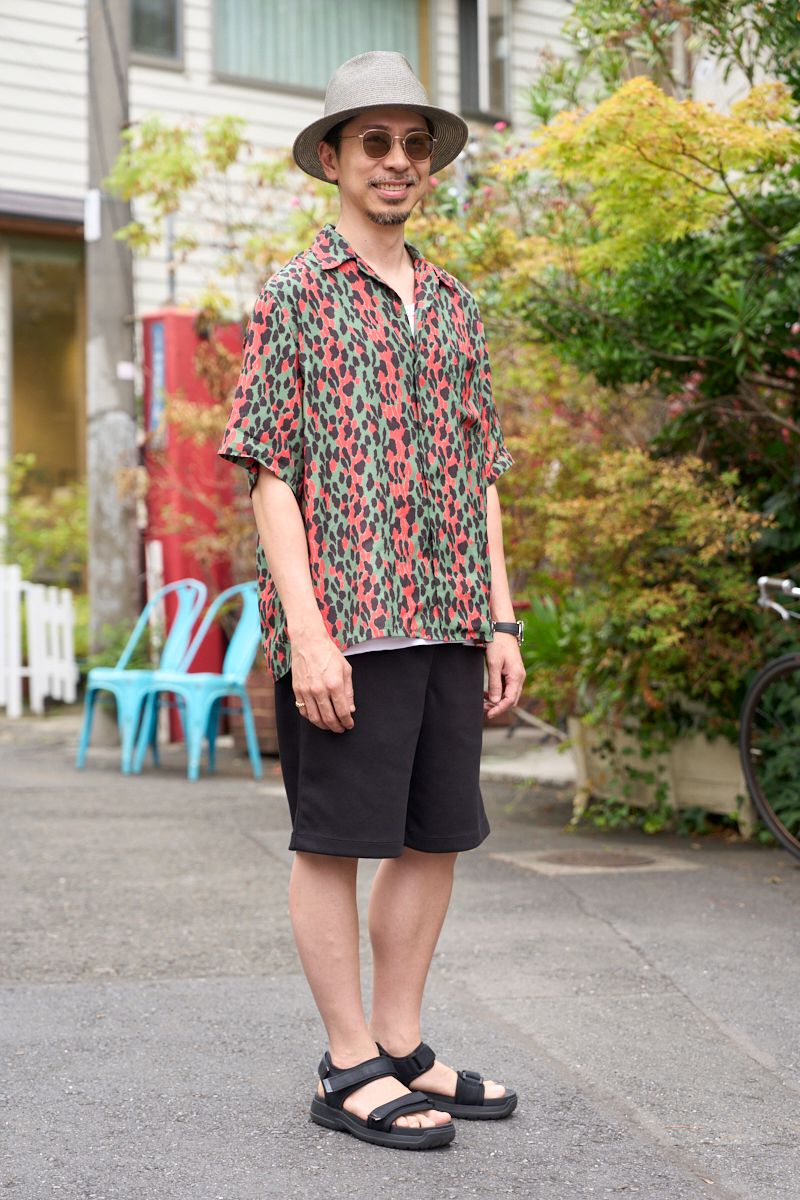 シャツ=ワコマリア Tシャツ、眼鏡=ともにノーブランド パンツ=ユニクロ シューズ=シャカ 腕時計=ロレックス リング=カルティエ