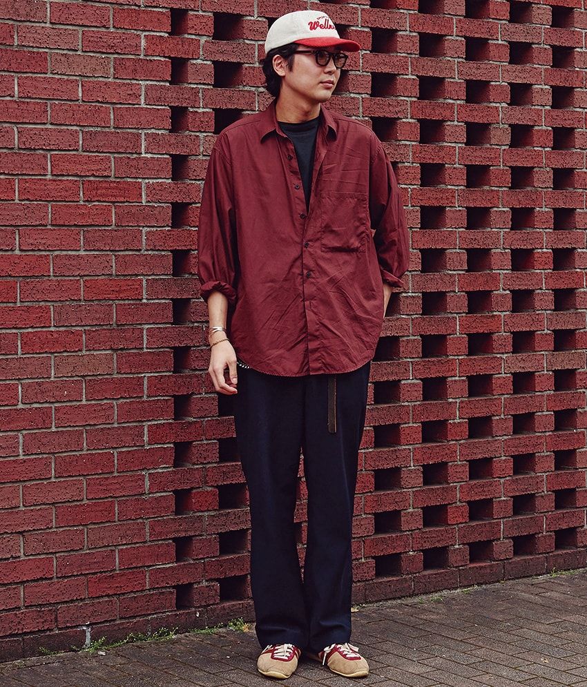 シャツ＝オーラリー　Tシャツ＝エイチ ビューティー&ユース　スニーカー＝ウェールズ ボナー × アディダス 