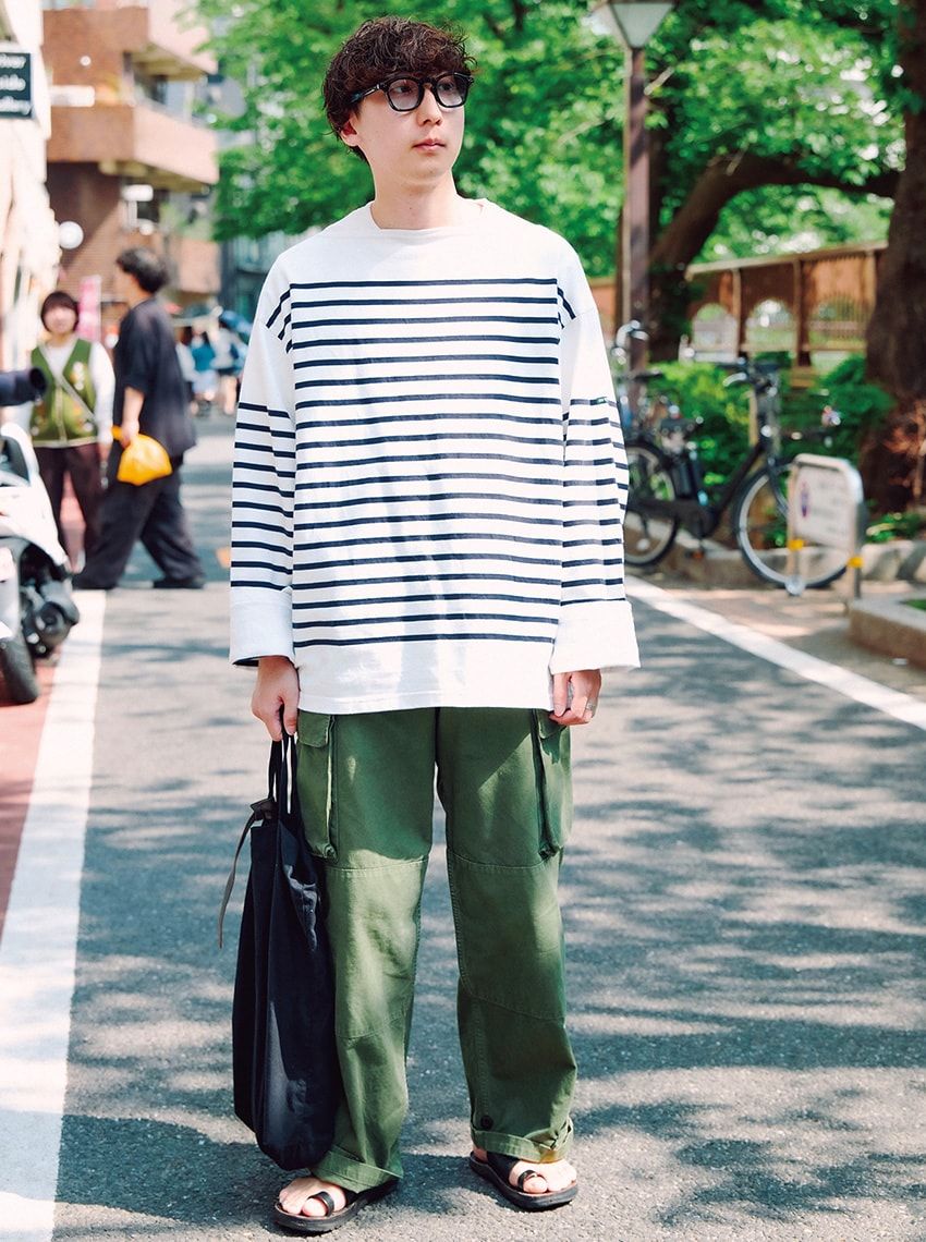 カットソー、パンツ＝ともにウティ