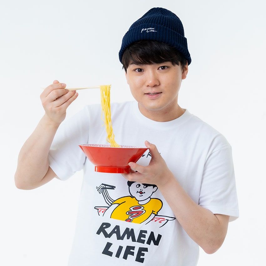 SUSURU●ラーメン好きが興じて始まった生粋のラーメンYouTuber。「毎日ラーメン健康生活」と称し、3500日以上毎日ラーメンをすする様子を「SUSURU TV.」にアップし続けている。登録者数180万人超、総再生回数は10億回を超える。2023年10月に、SUSURUが全国から厳選したラーメンを楽しめるイベント「SUSURUラーメンフェス」を初主催し、その後全国各地で定期開催をしている。YouTube @SUSURUTV 　SUSURU WEB.