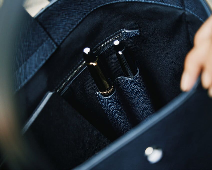 ペン右から13万900円、16万9400円、ノート1万1550円／すべてモンブラン　0800-333-0102