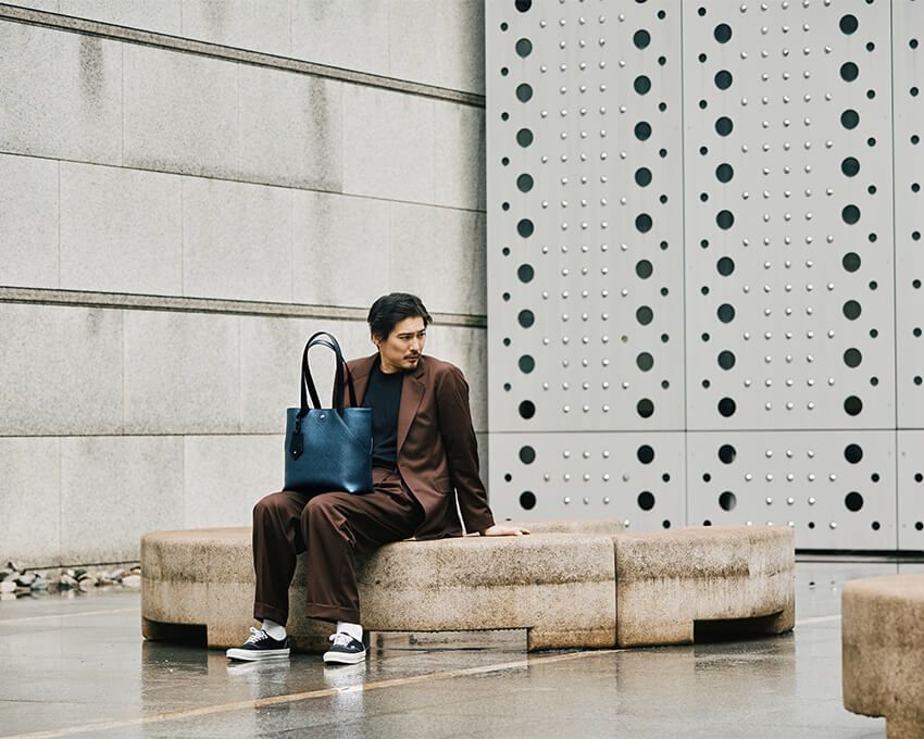 バッグ H30×W32×D13㎝ 21万5600円／モンブラン 0800-333-0102、ジャケット8万300円、パンツ4万7300円／ともにマーカウエア（パーキング　03-6412-8216）、ニット5万3900円／ジョン スメドレー（リーミルズ エージェンシー　03-5784-1238）