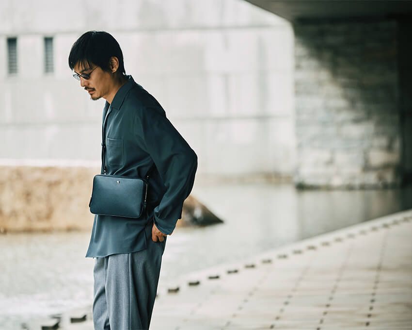 バッグH17×W24×D4㎝ 14万8500円／モンブラン　0800-333-0102、シャツ4万4000円／マーカウエア（パーキング　03-6412-8216）、サングラス8万8000円／10 アイヴァン（アイヴァン PR　03-6450-5300）