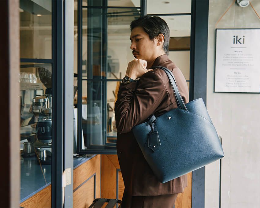 バッグ H30×W32×D13㎝ 21万5600円、時計59万8400円／ともにモンブラン　0800-333-0102