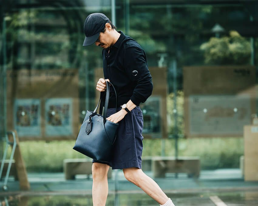 バッグ H30×W32×D13㎝ 21万5600円、時計59万8400円／ともにモンブラン　0800-333-0102、ポロシャツ5万9400円／C.P.カンパニー（C.P.カンパニー 渋谷店　03-6434-1126）、ショーツ3万1900円／アナトミカ（アナトミカ 東京　070-3144-0378）、キャップ1万3200円／オーエイス　oeighth.com、サングラス8万8000円／10 アイヴァン（アイヴァン PR　03-6450-5300