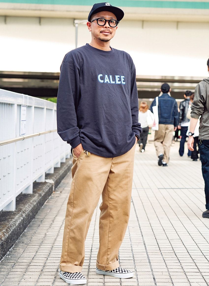 カットソー、パンツ、キャップ、メガネ＝キャリー