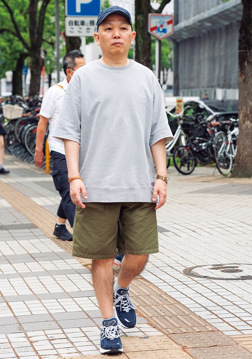 Tシャツ＝レミ レリーフ　ショーツ、キャップ＝バズリクソンズ　スニーカー＝ニューバランス