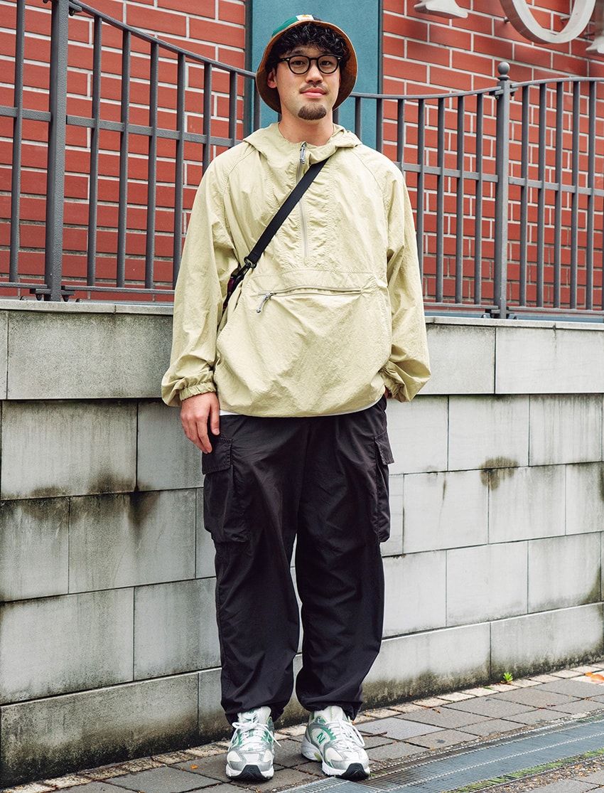 アノラック＝フリークス ストア　パンツ＝ユニクロ　スニーカー＝ニューバランス　ハット＝カーハート　メガネ＝オンデーズ
