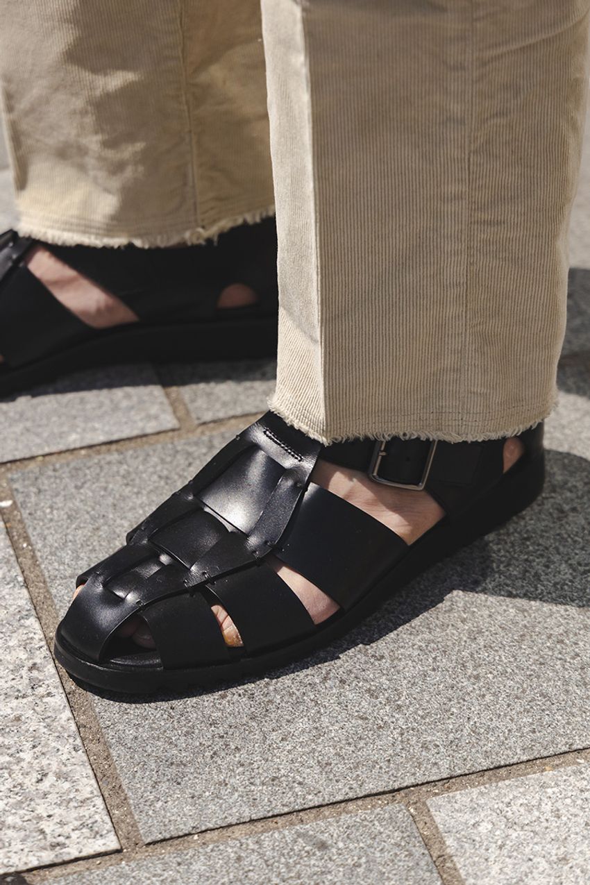 “大人っぽさ”と“涼しさ”の両得！「グルカサンダル」が年相応な夏の足元の最有力候補であるワケ - 3枚目の画像