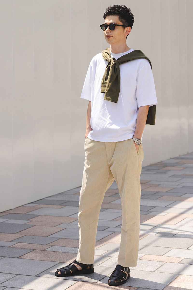 シャツ=ロンハーマン Tシャツ=ユニクロ パンツ=ペンス サンダル=パラブーツ サングラス=アイヴァン 腕時計=ロレックス