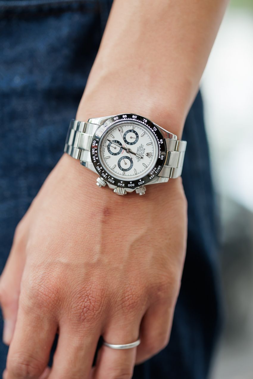 王道“濃紺ストレートデニム”をキレイに着こなす人の共通項。「革靴合わせ」「Tシャツはタックイン」 - 7枚目の画像