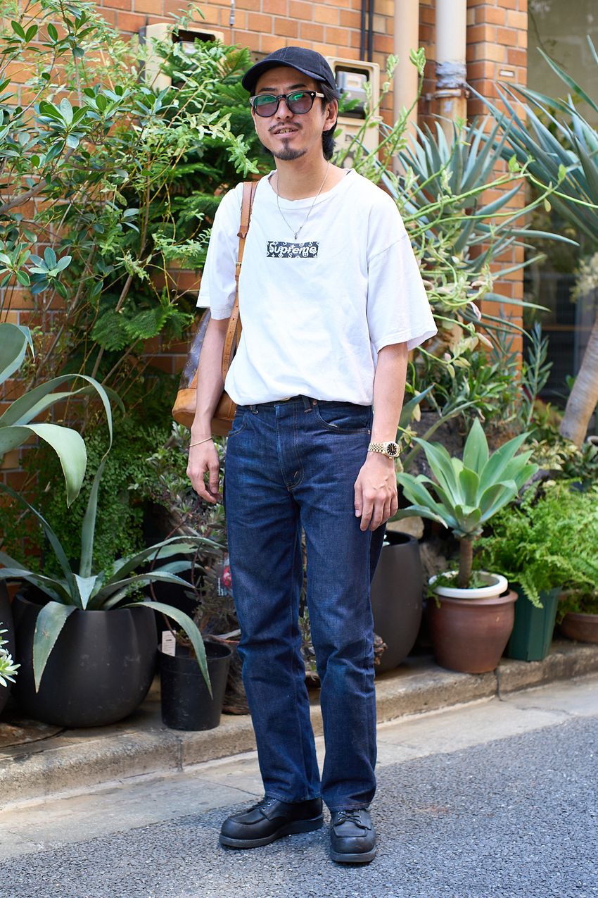 王道“濃紺ストレートデニム”をキレイに着こなす人の共通項。「革靴合わせ」「Tシャツはタックイン」 - 2枚目の画像