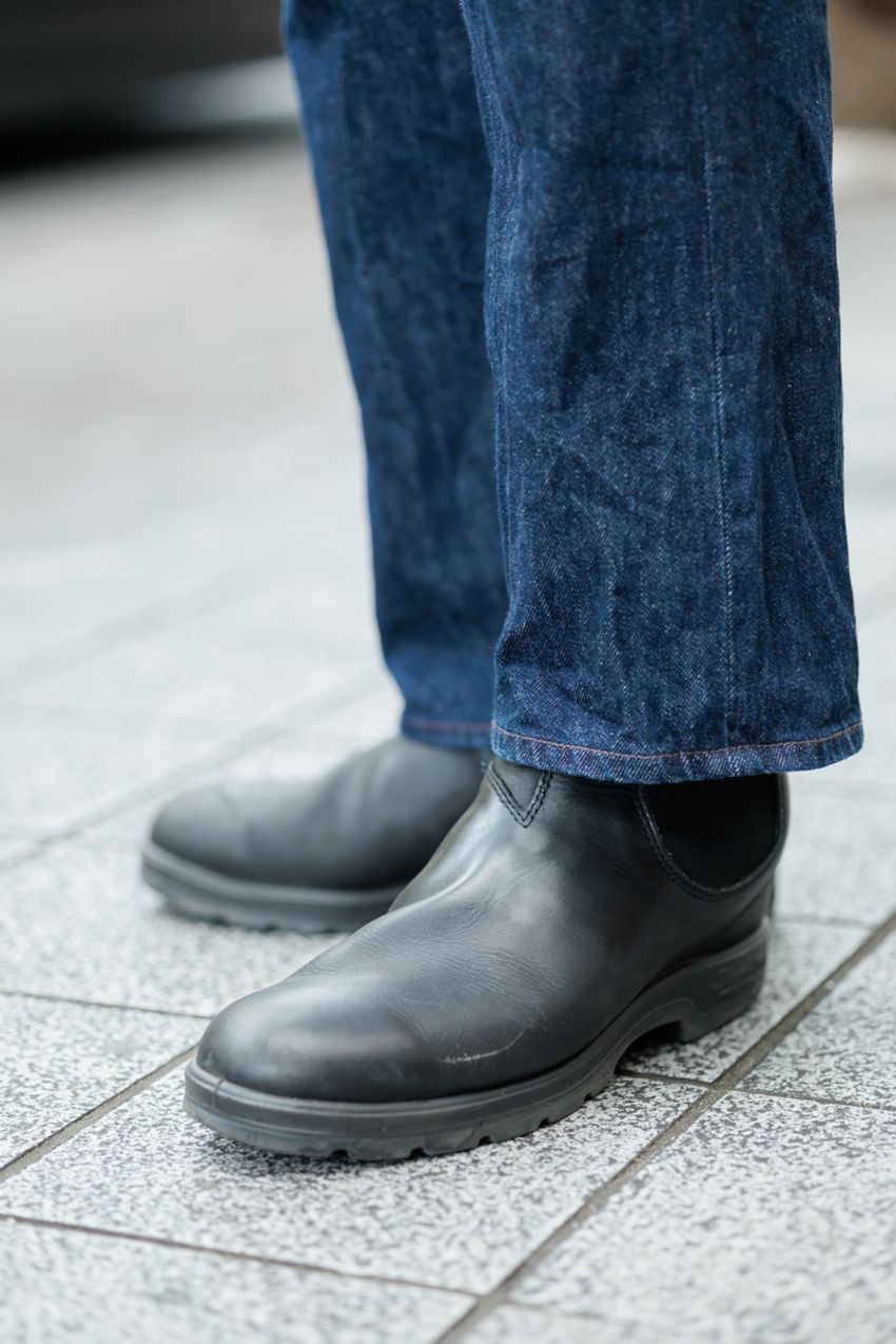 王道“濃紺ストレートデニム”をキレイに着こなす人の共通項。「革靴合わせ」「Tシャツはタックイン」 - 9枚目の画像