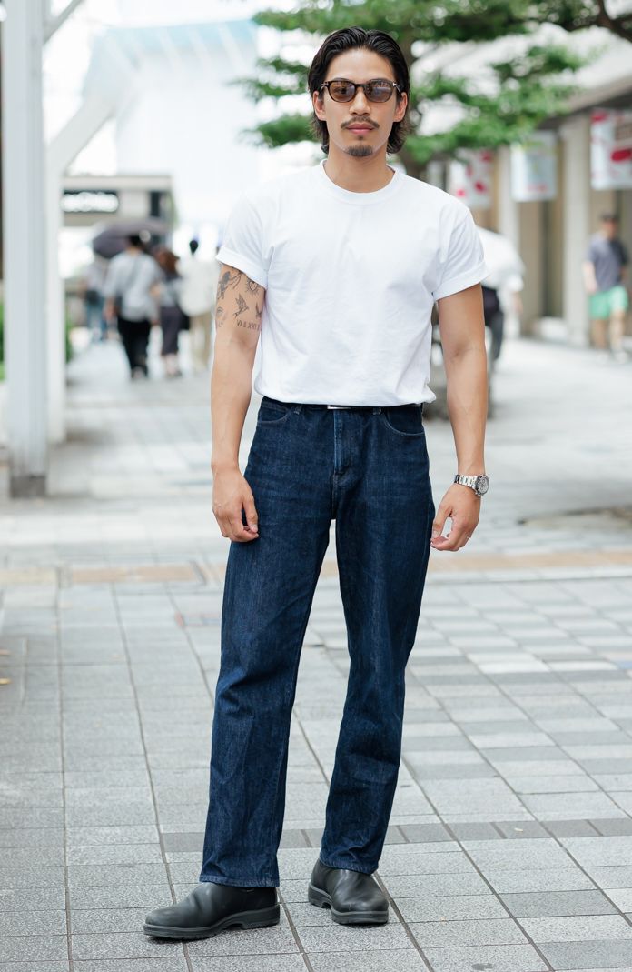 Tシャツ＝ヘインズ　デニム＝ユニクロアンドジェイダブリューアンダーソン　シューズ＝ブランドストーン　眼鏡＝トムフォード　腕時計＝ロレックス