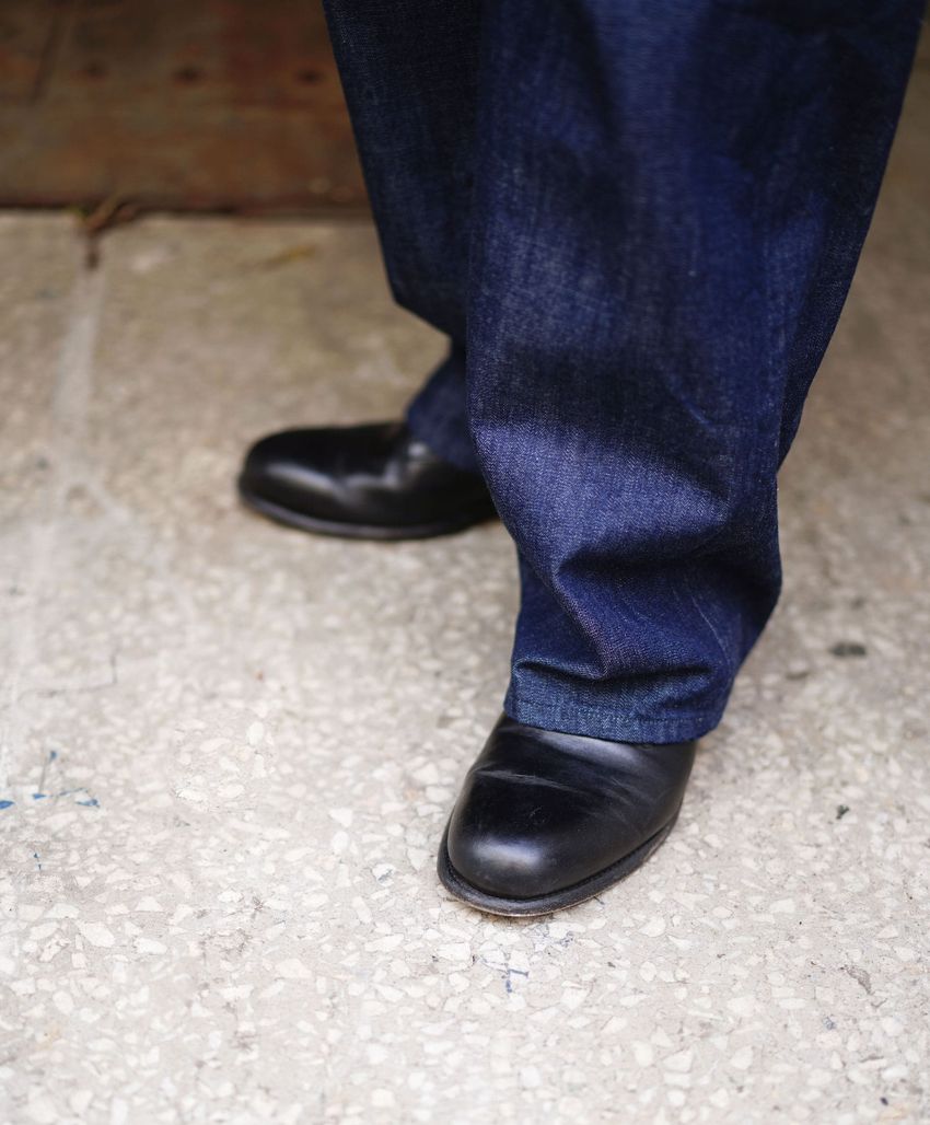王道“濃紺ストレートデニム”をキレイに着こなす人の共通項。「革靴合わせ」「Tシャツはタックイン」 - 12枚目の画像