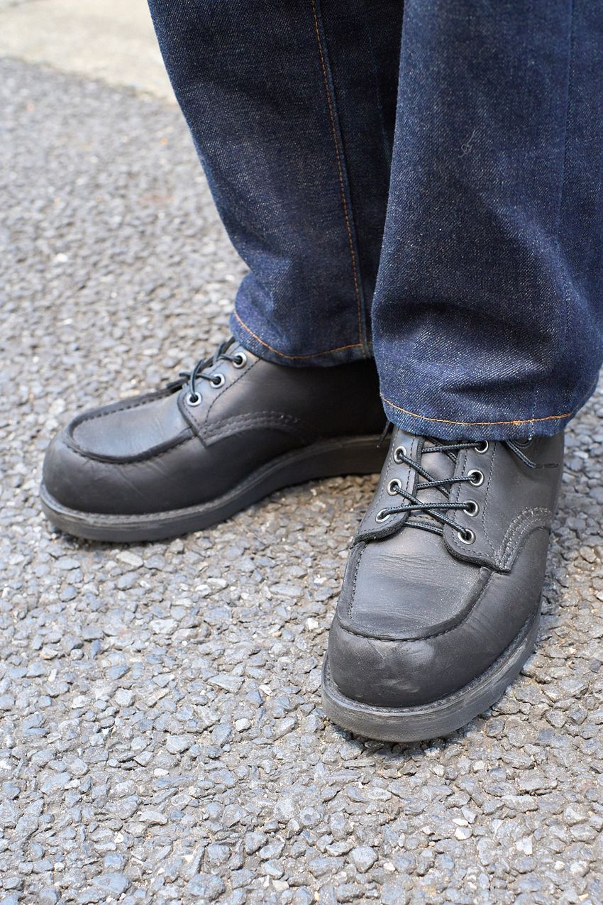 王道“濃紺ストレートデニム”をキレイに着こなす人の共通項。「革靴合わせ」「Tシャツはタックイン」 - 5枚目の画像