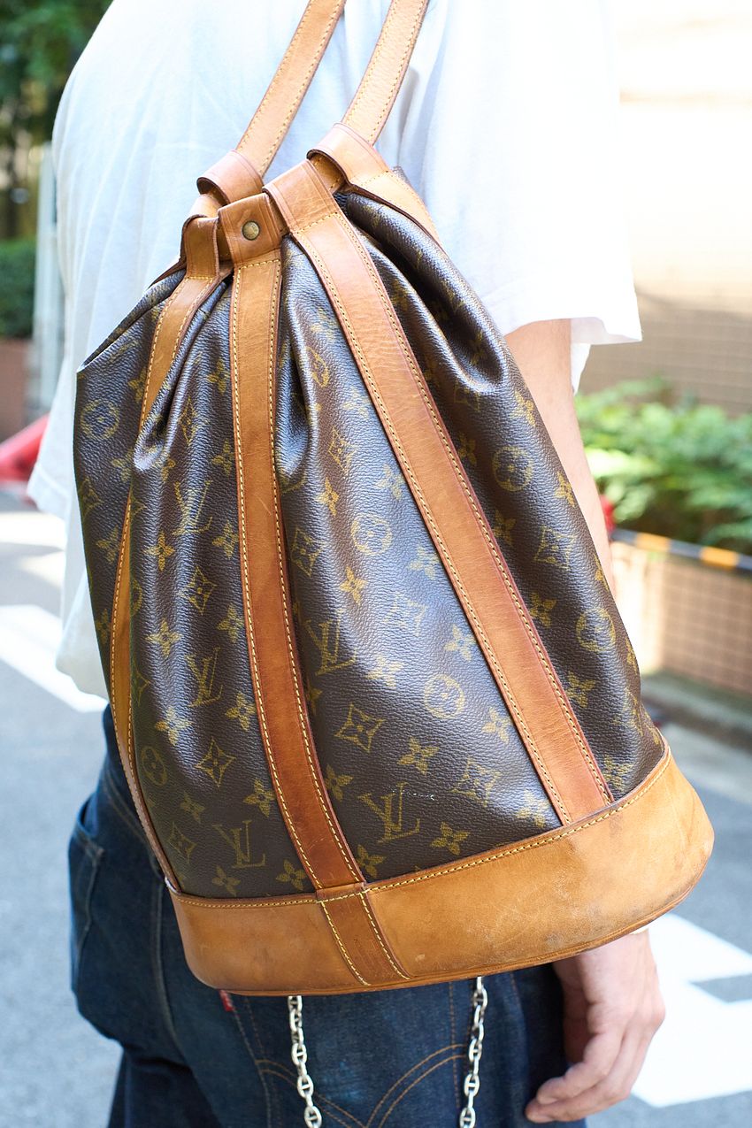 王道“濃紺ストレートデニム”をキレイに着こなす人の共通項。「革靴合わせ」「Tシャツはタックイン」 - 4枚目の画像