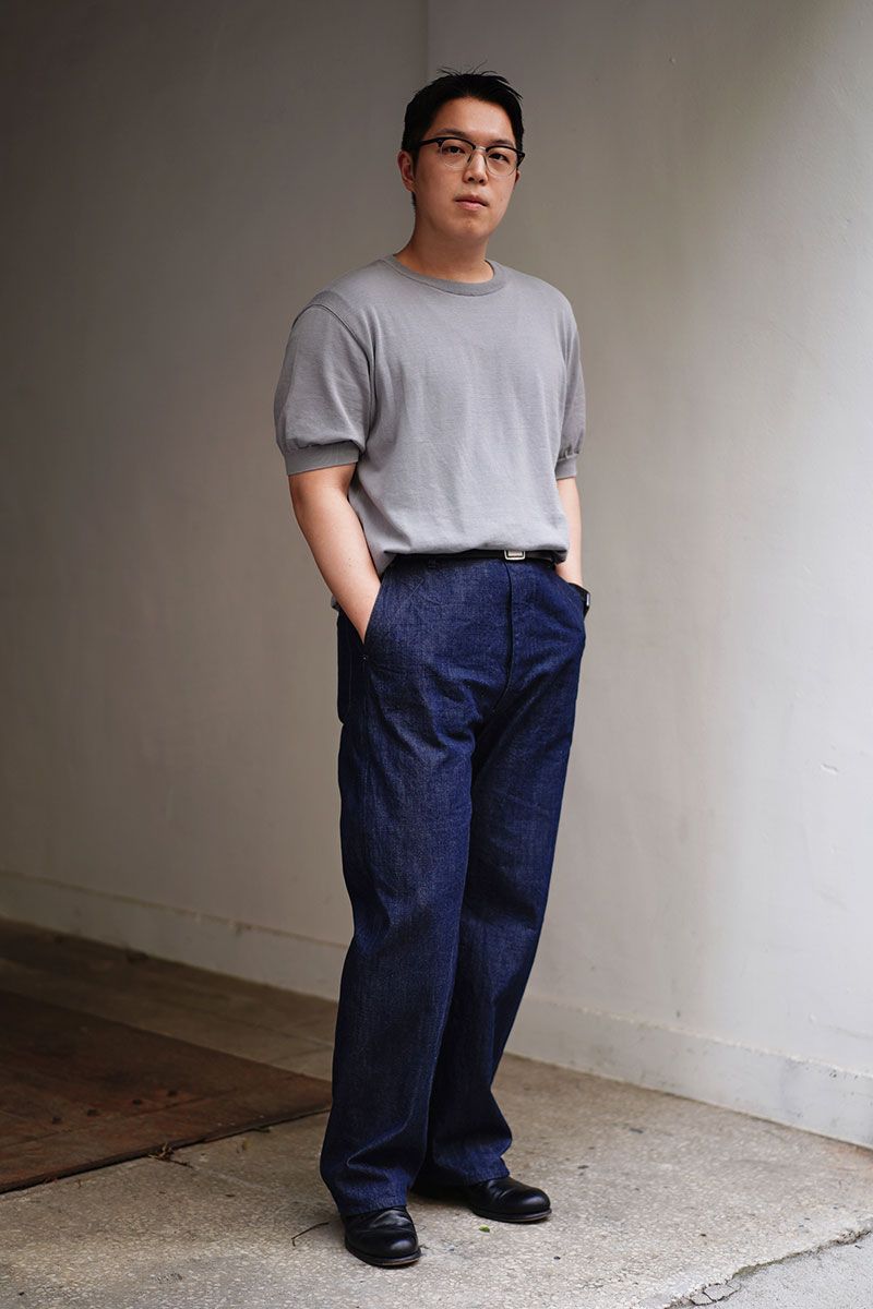 Tシャツ＝ユーゲン　デニム＝ナイスネス　シューズ＝レユッカス　サングラス＝イエローズプラス　腕時計＝アップル