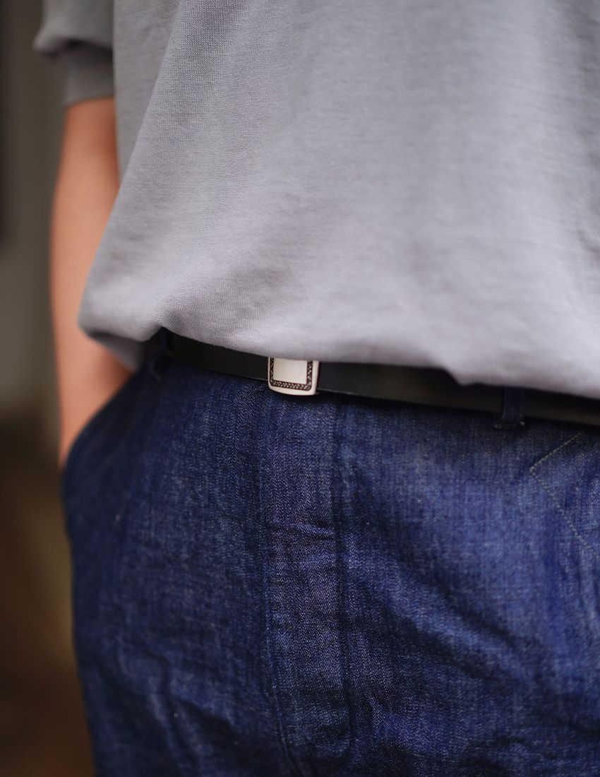 王道“濃紺ストレートデニム”をキレイに着こなす人の共通項。「革靴合わせ」「Tシャツはタックイン」 - 11枚目の画像
