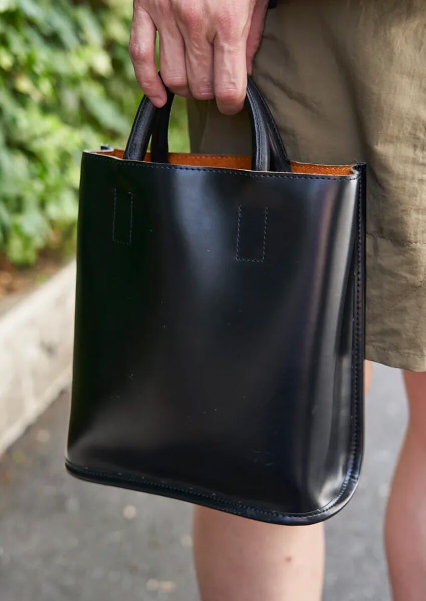 【街角のバッグ事情を調査】さりげなく使える”黒ミニバッグ”が高支持率を得ていた！ - 1枚目の画像