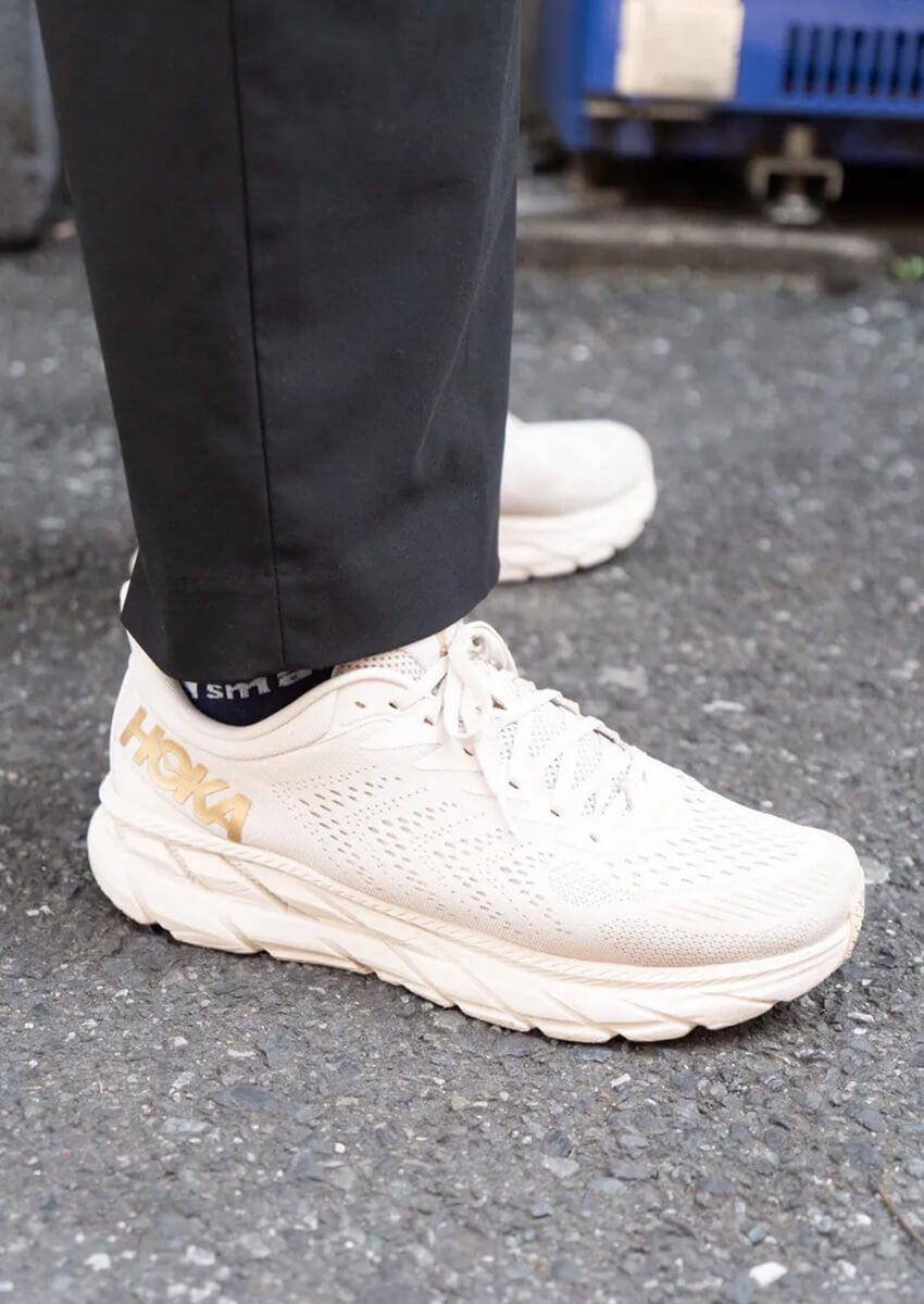 「ホカ」のスニーカーは“白 or 黒”が最適！“モノトーンコーデ“に馴染ませた3人の好サンプル - 1枚目の画像