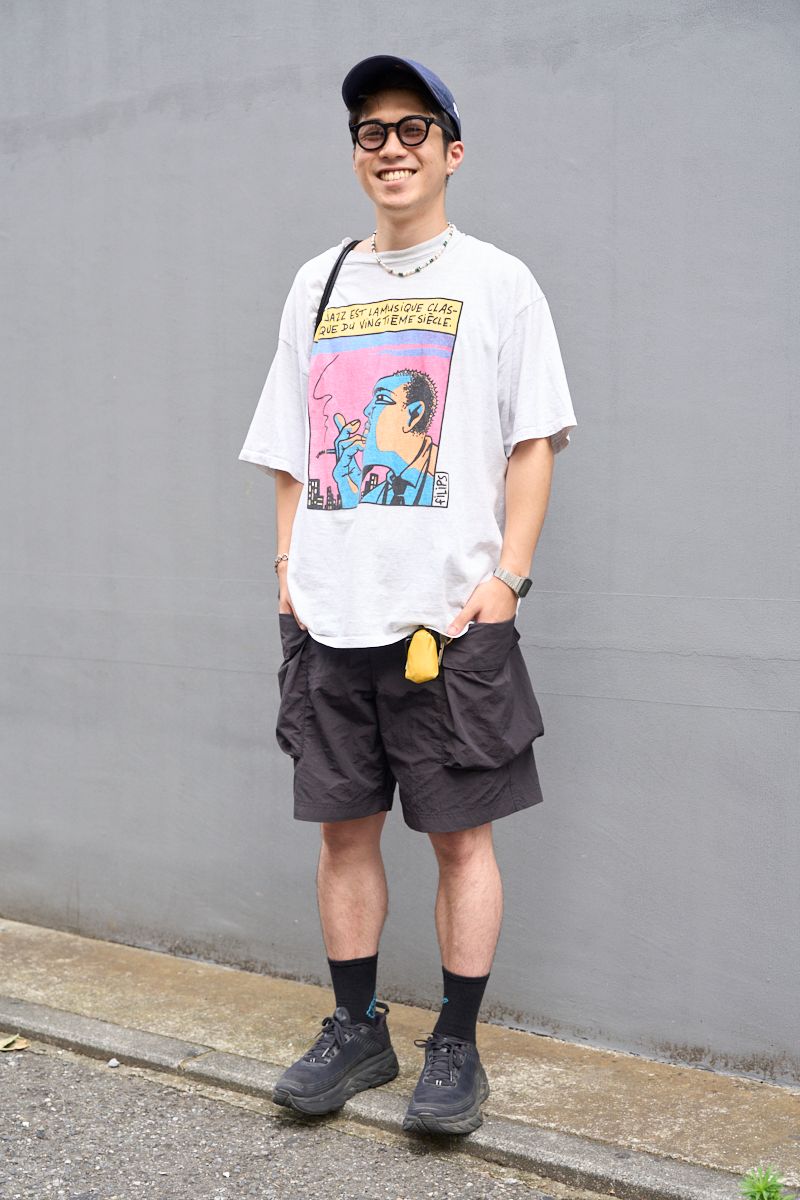 シャツ、リング＝ともに古着