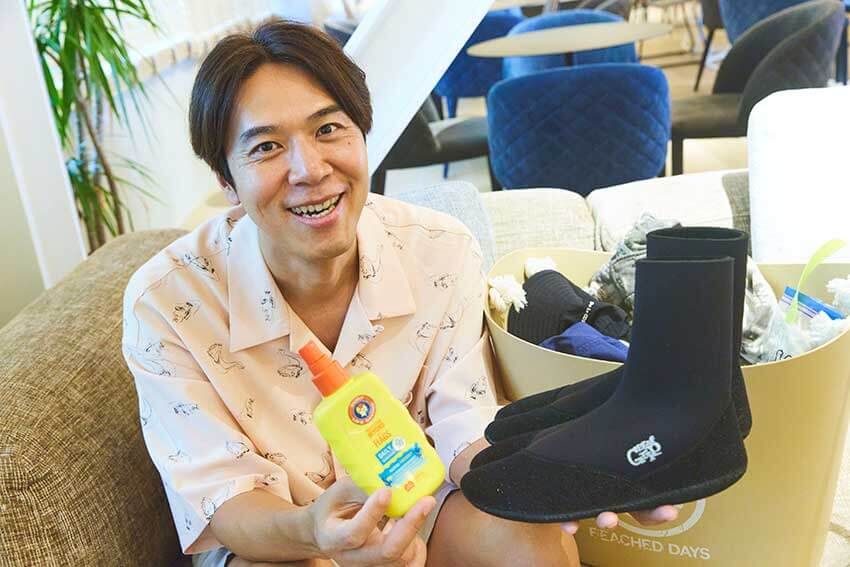 【海の失敗談】「狭いセダンで無理やり着替えて…（笑）」ロッチコカドがヘビロテする“サーフギア” - 1枚目の画像