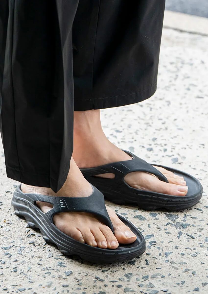 「その黒サンダル、どこのですか？」と思わず聞いた3名。人気はルナサンダル、ダブリューetc. - 1枚目の画像