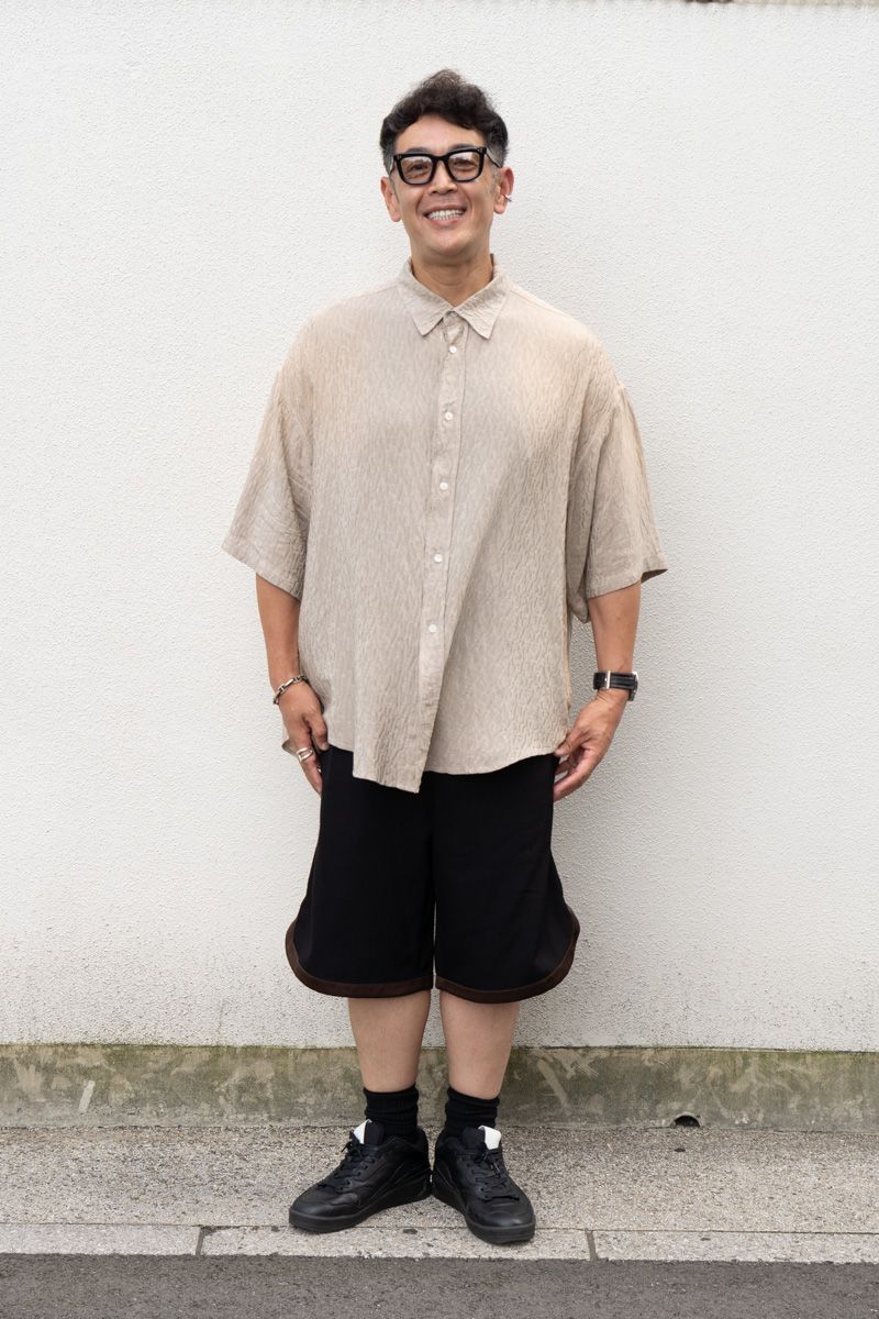 シャツ=アクネストゥディオズ パンツ=ウェールズボナー シューズ=ジルサンダー 眼鏡=サバージュ 腕時計=パネライ ブレスレット、リング=ともにエルメス