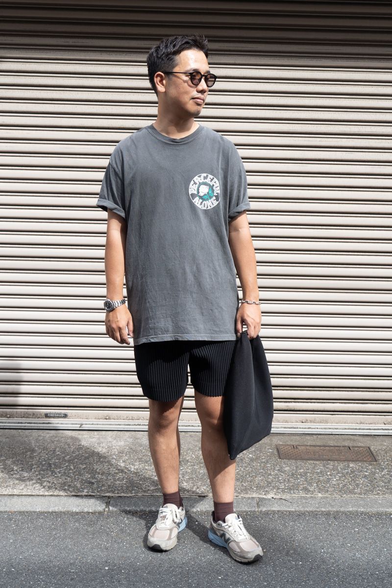 Tシャツ=アローン パンツ=イッセイミヤケ シューズ=ニューバランス 眼鏡=アイヴァン ブレスレット=エルメス 腕時計=ロレックス