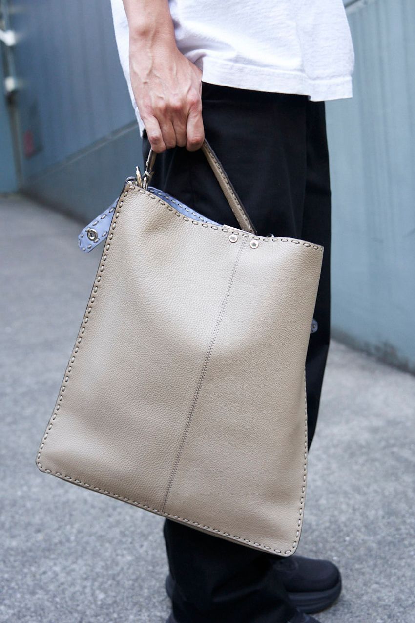 超王道「白トップス＆黒パンツ」で洒落た3名の着こなし術！“退屈”に見せない方法は…… - 6枚目の画像