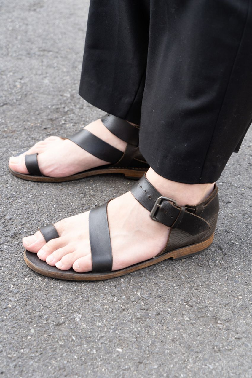 超王道「白トップス＆黒パンツ」で洒落た3名の着こなし術！“退屈”に見せない方法は…… - 10枚目の画像