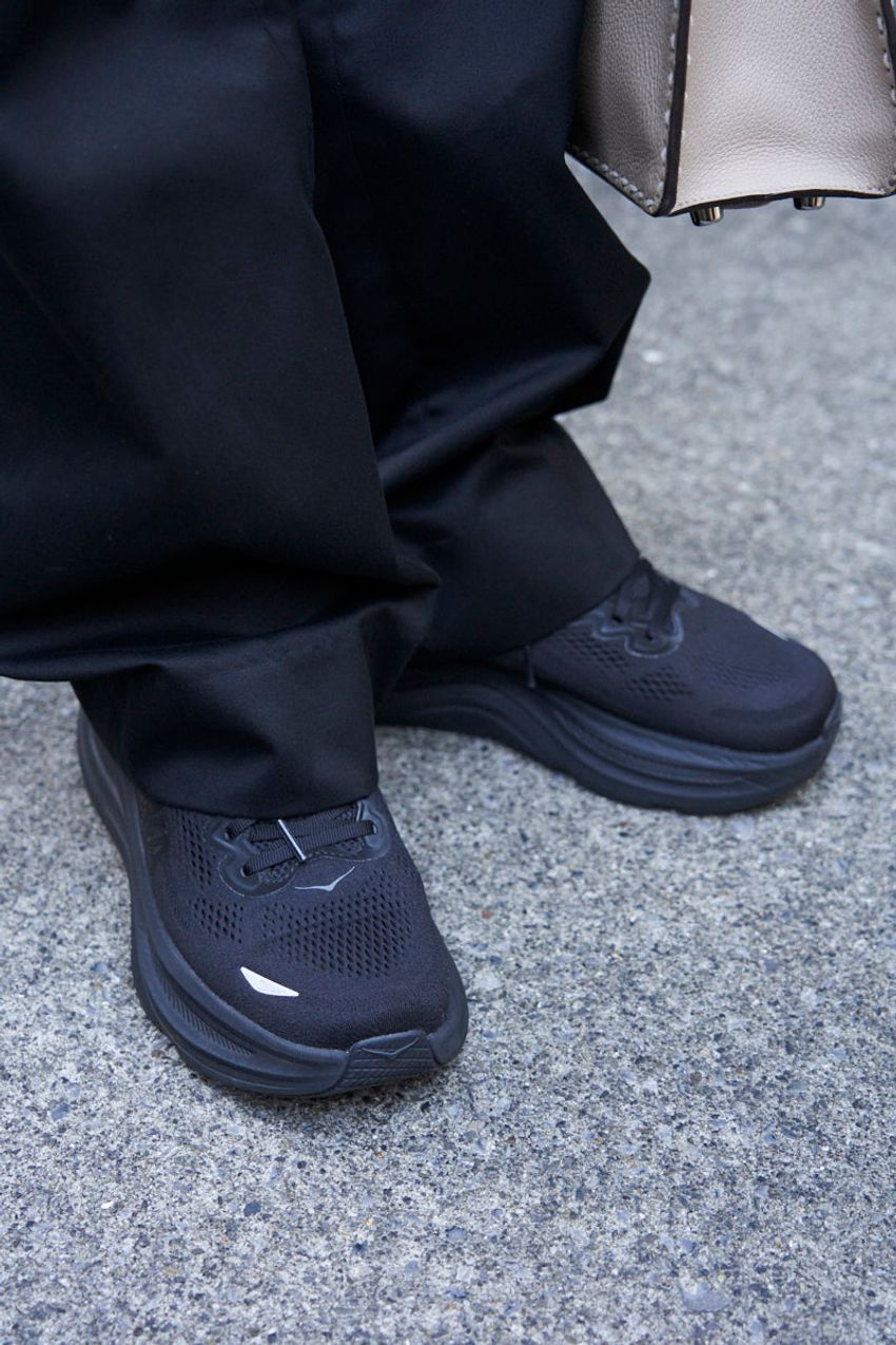 超王道「白トップス＆黒パンツ」で洒落た3名の着こなし術！“退屈”に見せない方法は…… - 7枚目の画像