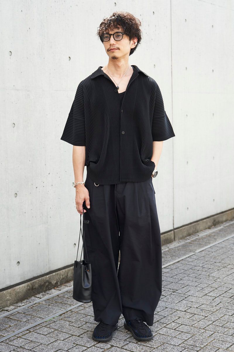 シャツ＝オムプリッセイッセイミヤケ　カットソー＝ユニクロ　パンツ＝スタジオニコルソン　シューズ＝キーン　眼鏡＝ビューティーアンドユースユナイテッドアローズ×金子眼鏡　バッグ＝ジルサンダー　腕時計＝セイコー　ネックレス＝ノーブランド　ブレスレット＝ロロ 　リング＝トムウッド