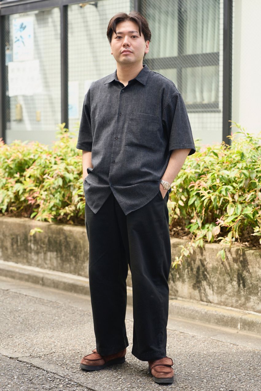 夏の“ブラックスタイル”の模範解答を街角スナップで！コーデを涼しげに見せるコツは…… - 2枚目の画像