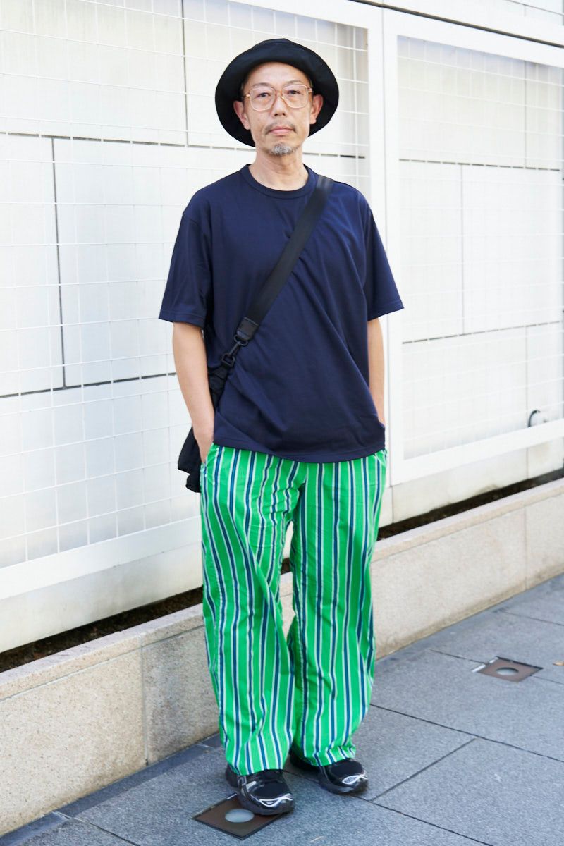 Tシャツ＝ジュンヤワタナベ　パンツ＝プエブコ　シューズ＝アシックス　帽子＝キジマタカユキ　眼鏡＝不明　バッグ＝エフシーイー