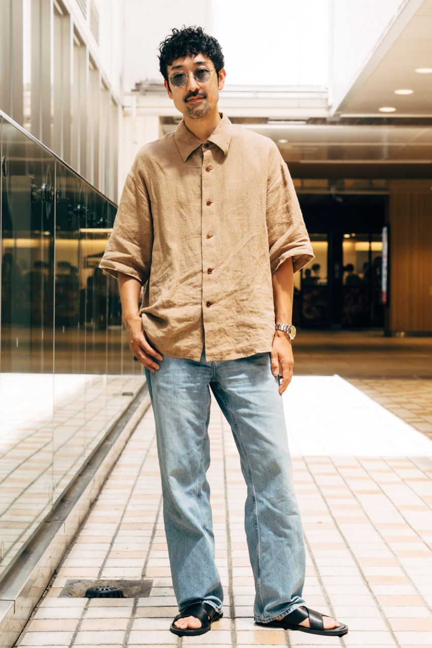 色もシルエットも脱力系！“ナチュラルカラーシャツ”で叶える余裕のある男。その実例をスナップで - 9枚目の画像