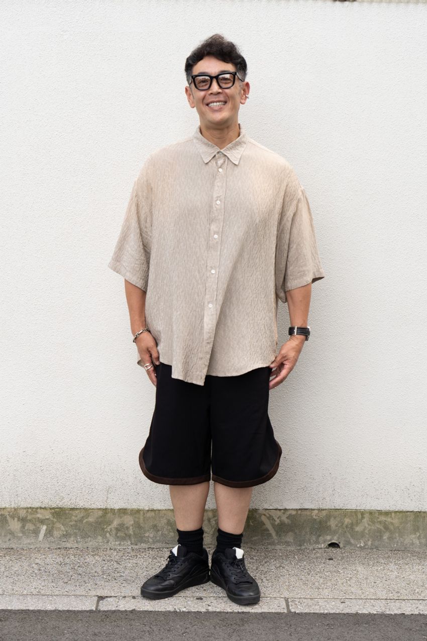 色もシルエットも脱力系！“ナチュラルカラーシャツ”で叶える余裕のある男。その実例をスナップで - 5枚目の画像