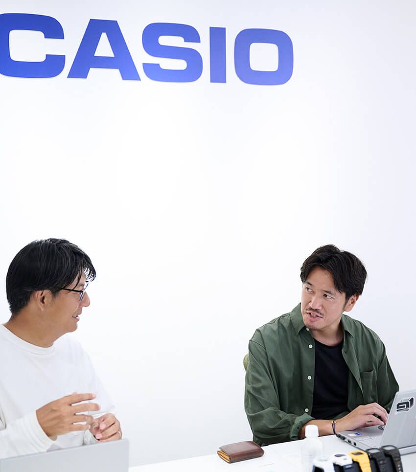 [左] カシオ計算機株式会社時計統轄部ブランドマーケティング部・中村 剛士さん、［右］同部・柳田 航さん