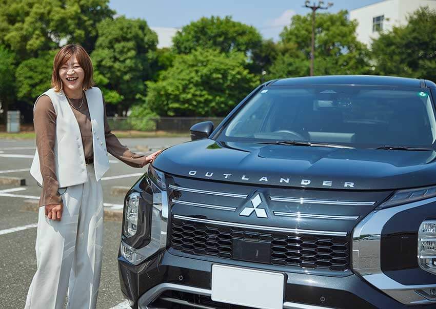 車体を愛でながら話す角田さん。「年下の男の子っぽいフェイスが大好きです。顔つきもちょっと笑ってるように見えませんか？」