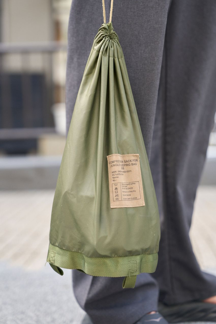 大人こそ取り入れたい「ゆるスラックス」。達人たちのスナップでコーデ術を解説 - 7枚目の画像