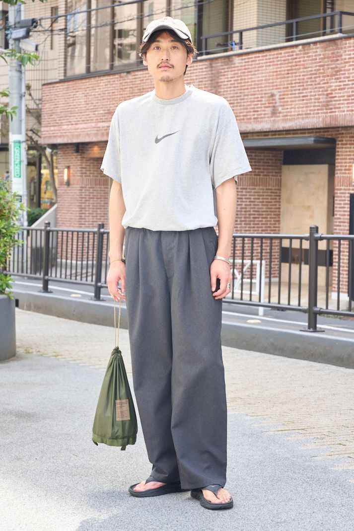 Tシャツ＝ナイキ　パンツ＝サイ　シューズ＝ホカ　帽子＝古着　バッグ＝ノーブランド　ブレスレット、リング＝ともに不明