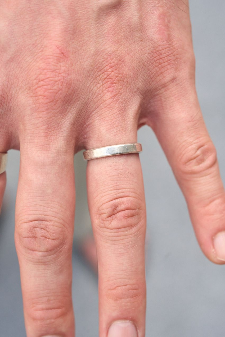 大人こそ取り入れたい「ゆるスラックス」。達人たちのスナップでコーデ術を解説 - 5枚目の画像